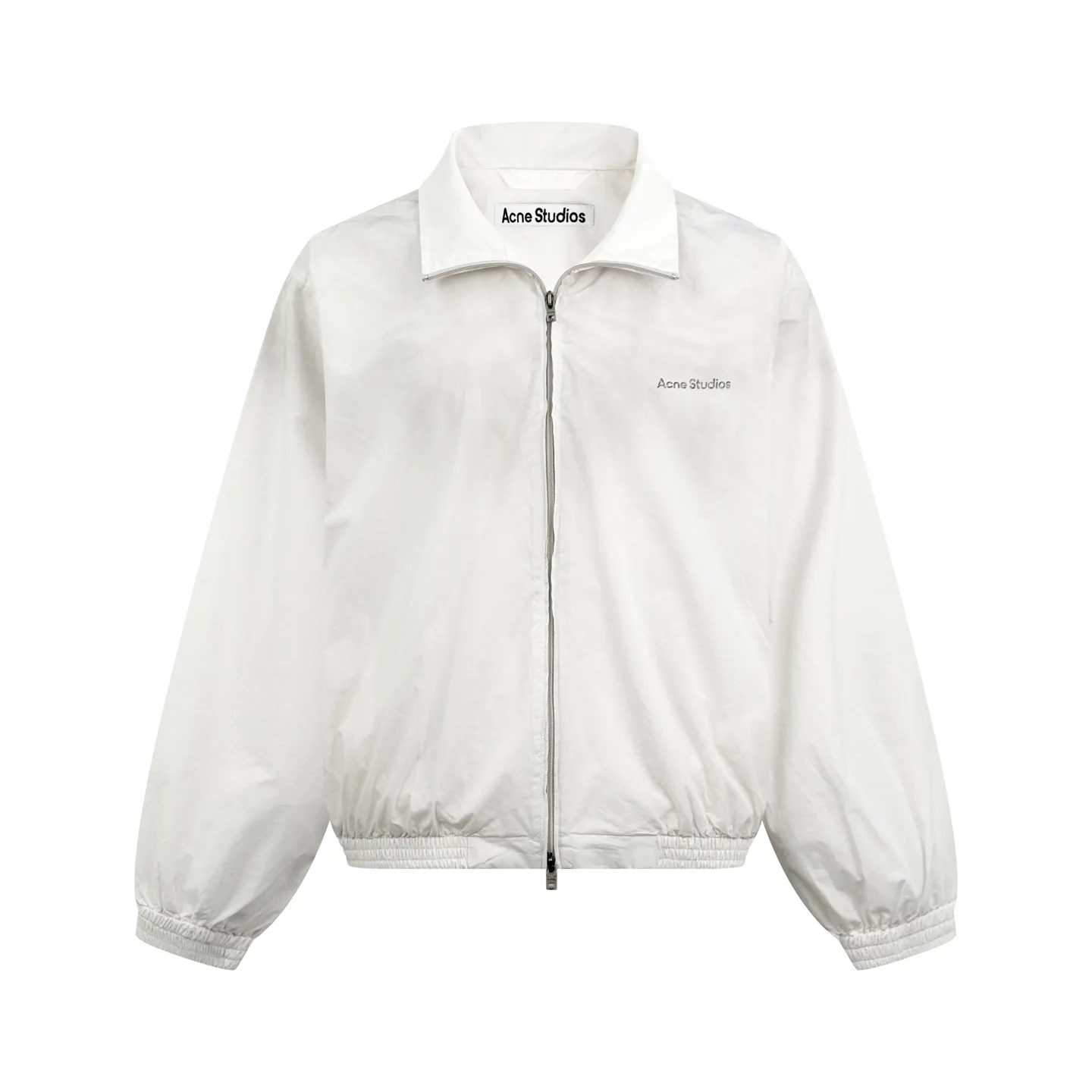 Men's Acnee Studios contrasting logo zipper jacket, custom-made dust-free imperial poplin, lightweight and crisp, dry and windproof, plain white covering the body, washed mist to soften the tones, interpreting the cool and relaxed luxury unique to Scandinavia. Stand-up collar, fully zipped coach jacket, cuffs hem elastically gathered, creating a relaxed, drop-top short silhouette, fully lined inside, smooth and neat upper body The Acne Studios print is discreetly engraved on the chest, retaining the brand gene in a restrained and subtle manner. The contrasting Acne Studios Retro emblem is laid out on the back of the garment. One simple and one complex form a clever visual contrast, which reflects the brand's heritage and traces back to the origin of the brand. It uses the Nordic minimalist high-end ready-to-wear language to describe the narrative of relaxed and restrained luxury and elegance. Process 1: Adopt glue printing process. The printing has been revised three times with the film screen. Use glue liquid paint to print the pattern on the fabric. Bake the fabric to fix the printed pattern. Process 2: Gradient distressed spray process. By spraying dyes of different colors on the surface of the fabric, the clothes can show rich color changes under different lights and increase the visual layering. Process 3: Heavy fermentation washing uses a special solution to remove stains and slight fading, and then snowflake washing. Use strong washing to fade the color to make the color more uniform. Process 4: The hem is made in one go using a three-needle waist-drawing machine. The elastic band and the fabric are sewn together in the same process using the special needle position and feeding mechanism of the machine. The three-needle design is more secure and can distribute pressure evenly to ensure that the elastic band and the fabric are tightly fitted. Accessories: Customized 1:1 Acne zipper Customized 1:1 Acne trademark Version: Loose version Size: 42 44 46 48 Style number: 25254